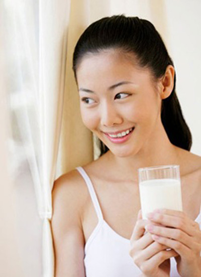 Dùng sữa chua cho trẻ em uống? Sữa chua là một loại đồ uống mạnh khỏe có lợi cho tiêu hóa, có phụ huynh thường dùng sữa chua chăm cho trẻ uống.